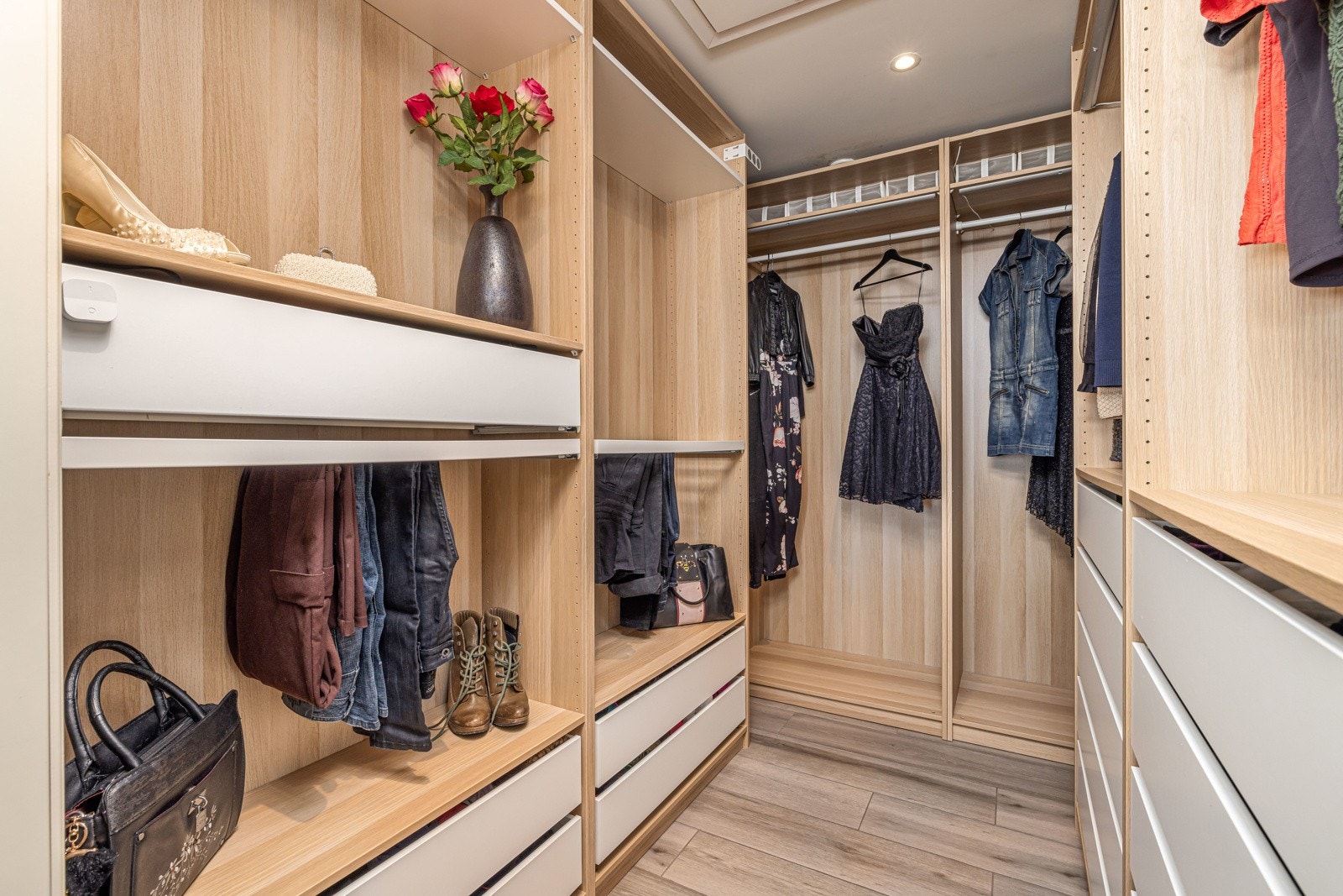 En praktisk walk-in garderobe. Galleribilde