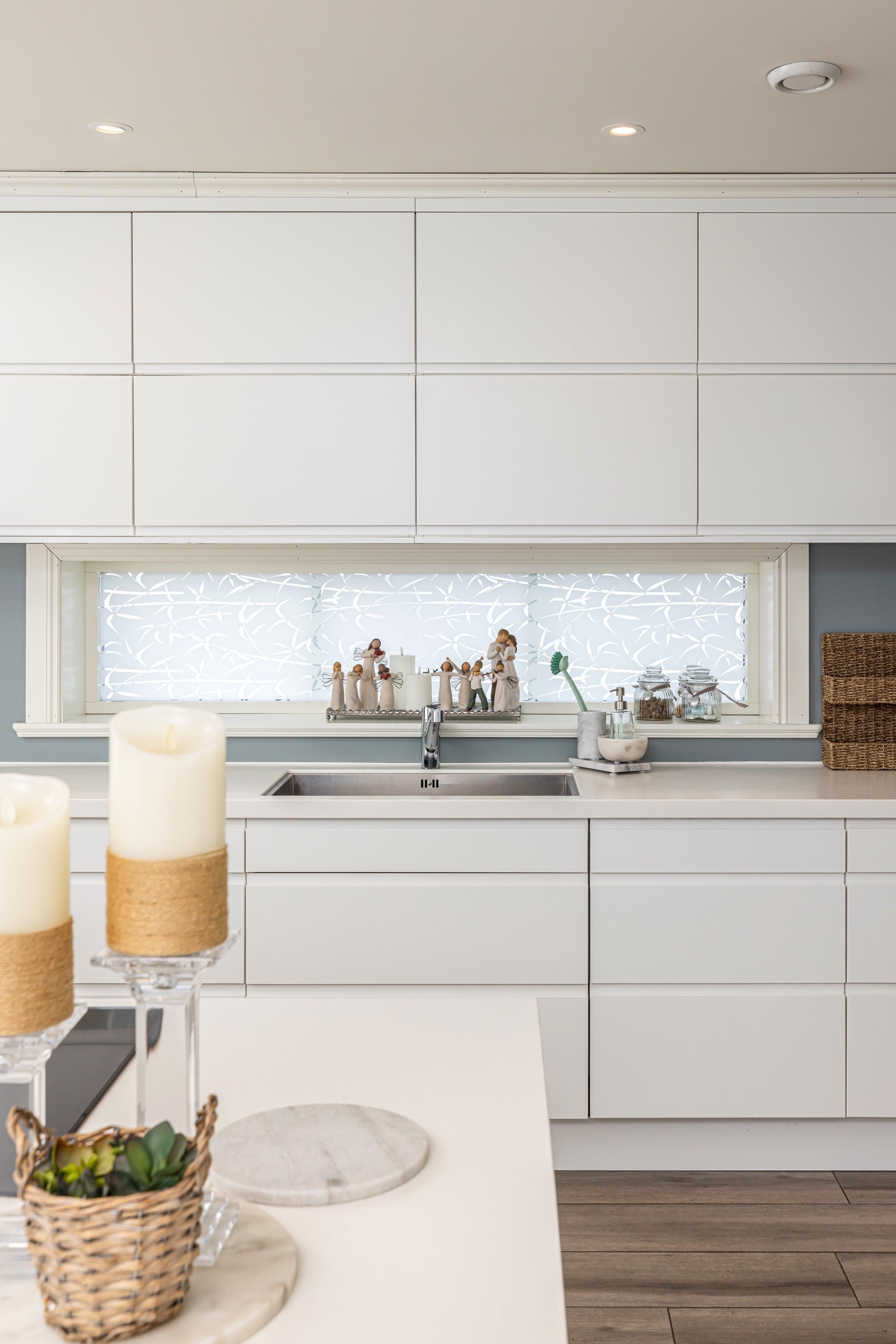 Romslig & praktisk kjøkkenøy med nedfelt platetopp. Galleribilde