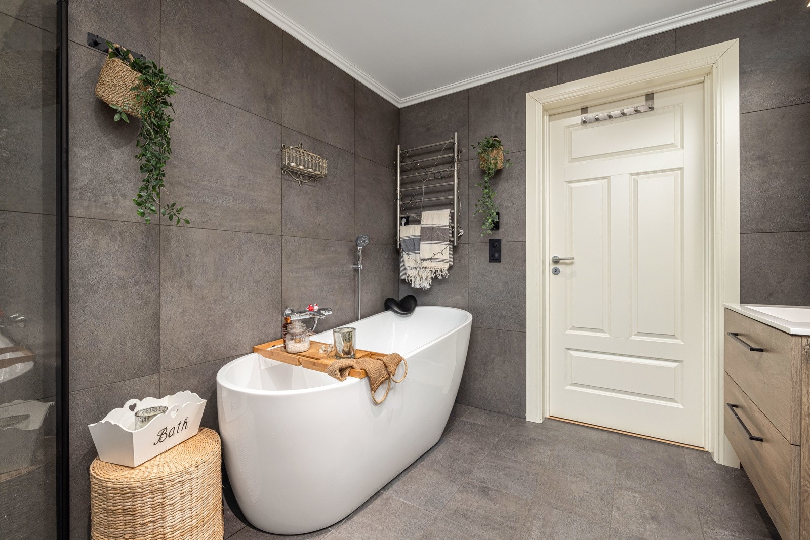 Badet i 2.etasje er innredet med badekar, dusjhjørne & servantinnredning. Galleribilde