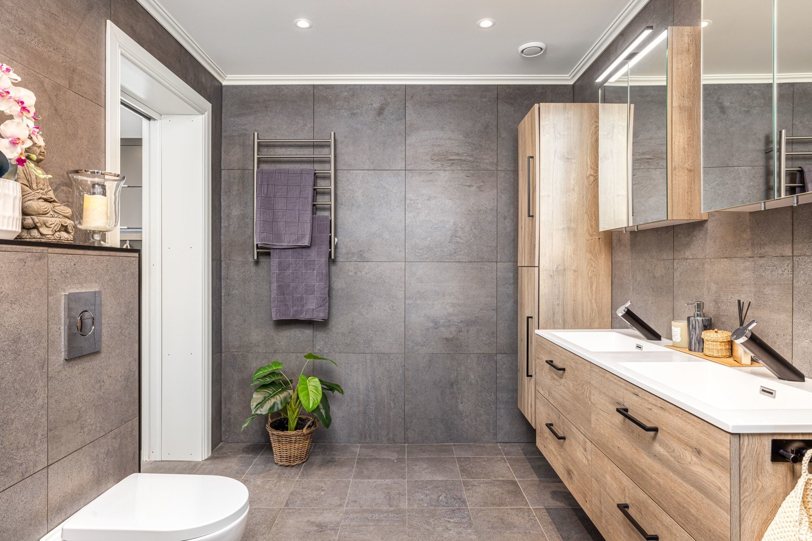 Badet på hovedplan er med en delikat & moderne utførelse. Galleribilde