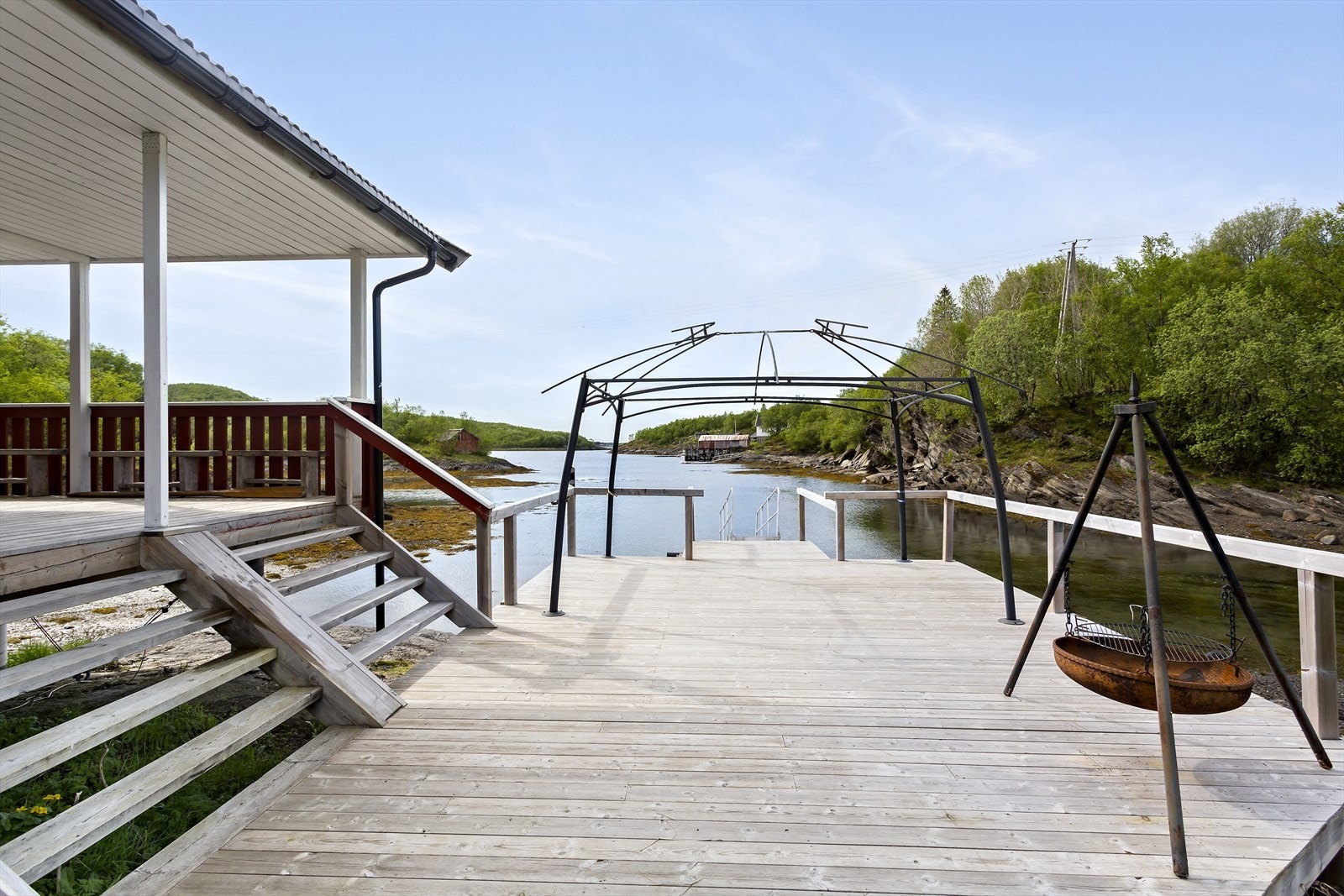 Foran inngangspartiet til naustet er det opparbeidet en brygge. Her kan en virkelig la skuldrene senke seg og nyte det gode livet på Helgelandskysten! Galleribilde