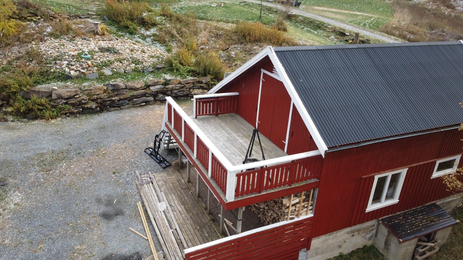 Tomten er pent opparbeidet og alle bygningene er fint organisert i forhold til hverandre. Galleribilde