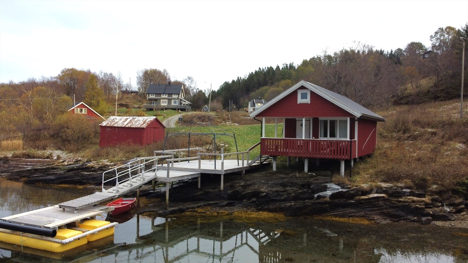 Eiendommen sett fra sjøen. Galleribilde