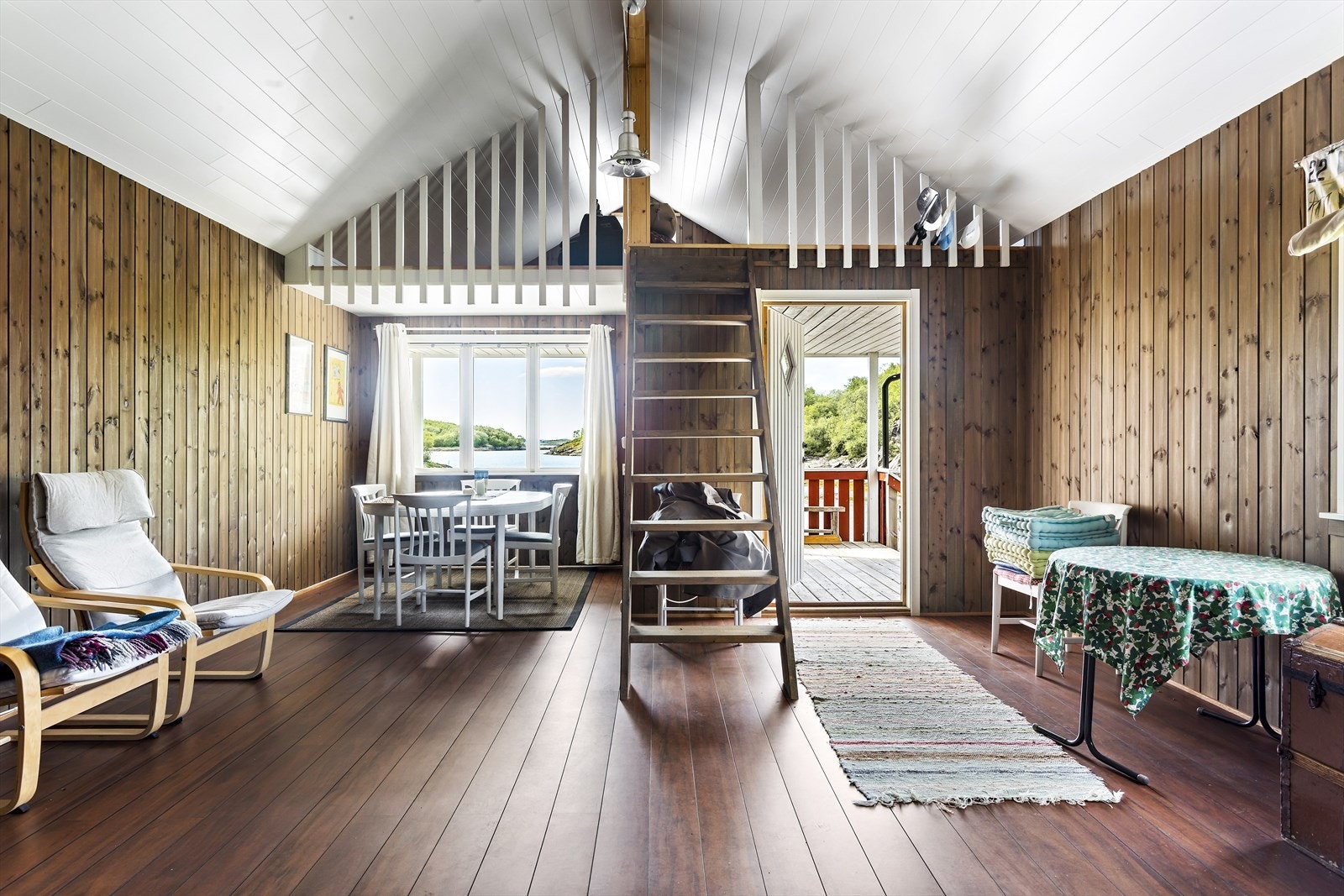 Naustet er innredet med oppholdsrom og hems. Ikke omsøkt hos kommunen. Galleribilde