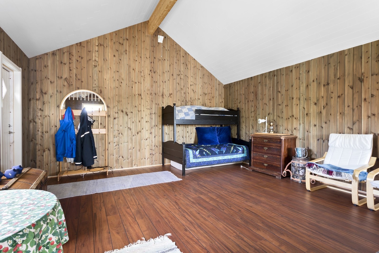 Også her er det satt inn senger for at gjester skal kunne overnatte. Naustet fremstår nesten som en egen hytte i seg selv! Ikke omsøkt hos kommunen. Galleribilde