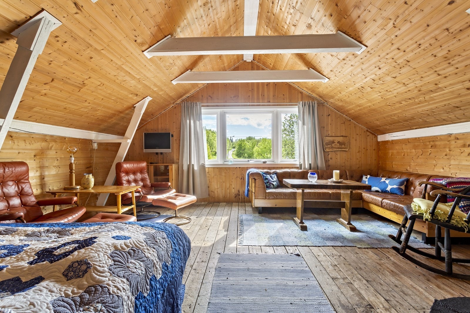 På fjøsloftet er det et stort disponibelt rom. Eier har innredet det med blant annet ekstra sengeplasser. Det gjøres oppmerksom på at det ikke finnes noen godkjente tegninger over dette, og at rommet ikke kan betegnes som et godkjent soverom. Galleribilde