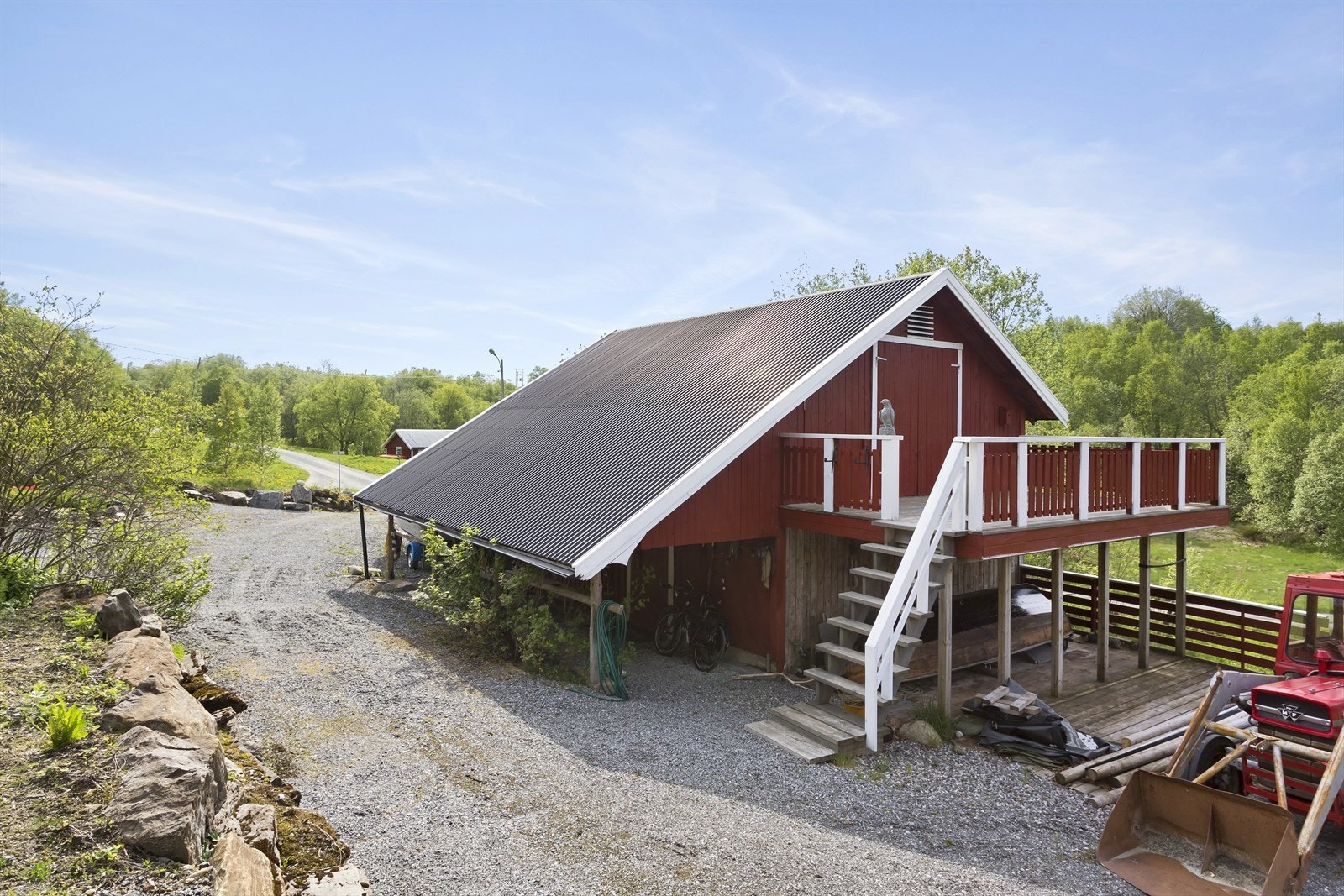 Videre på eiendommen finner vi den gamle fjøsen som tilhørte småbruket. Denne ligger rett nedenfor hytta og minner ikke mye om en fjøs lengre... Forholdet er ikke omsøkt til kommunen. Galleribilde