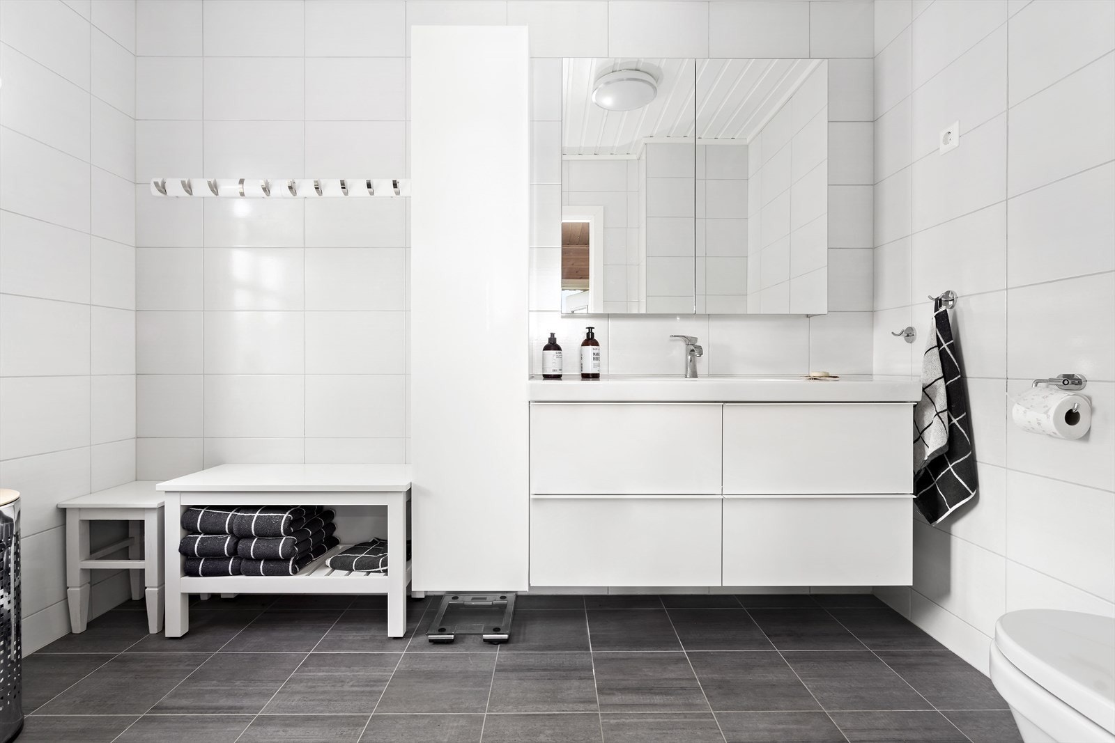 Boligen er utstyrt med to fullkomne bad. Dette ligger i hovedetasjen og har alle fasiliteter en kan forvente. Dusj, toalett og innredning med servant. Oppusset i 2018. I kjelleren har du enda et bad, hvor det også er satt inn både badekar og dusjnisje. Galleribilde