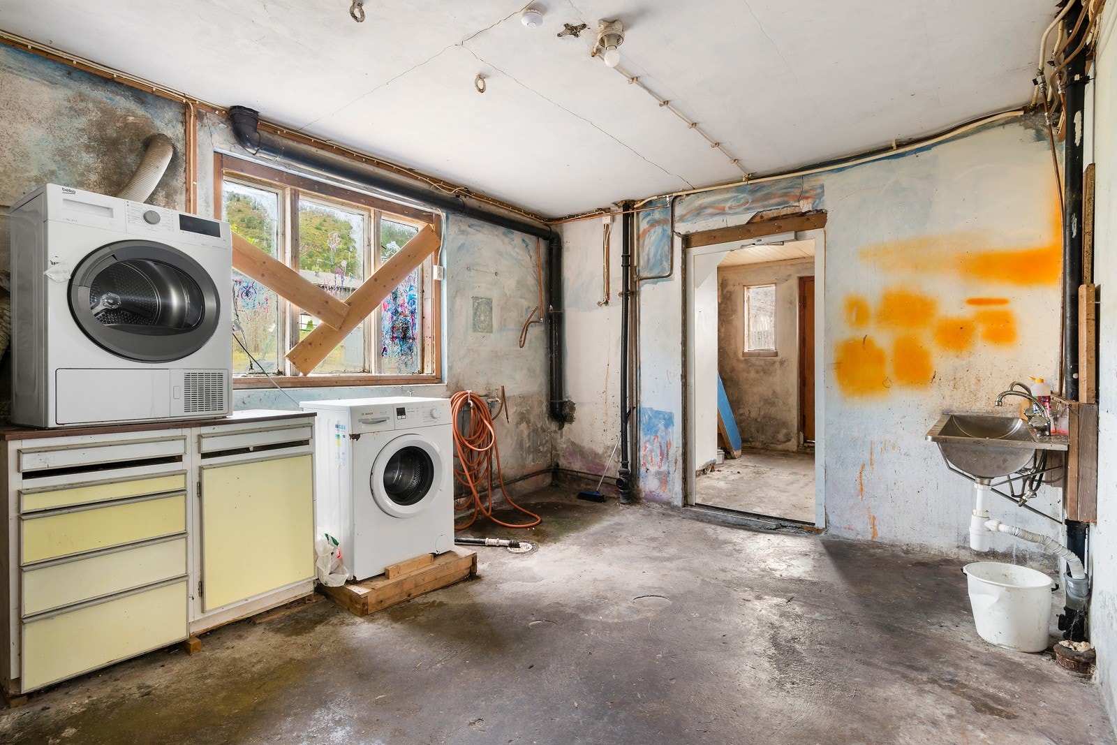 Her er det tillaget et vaskerom, med opplegg for vaskemaskin og tørketrommel. Galleribilde