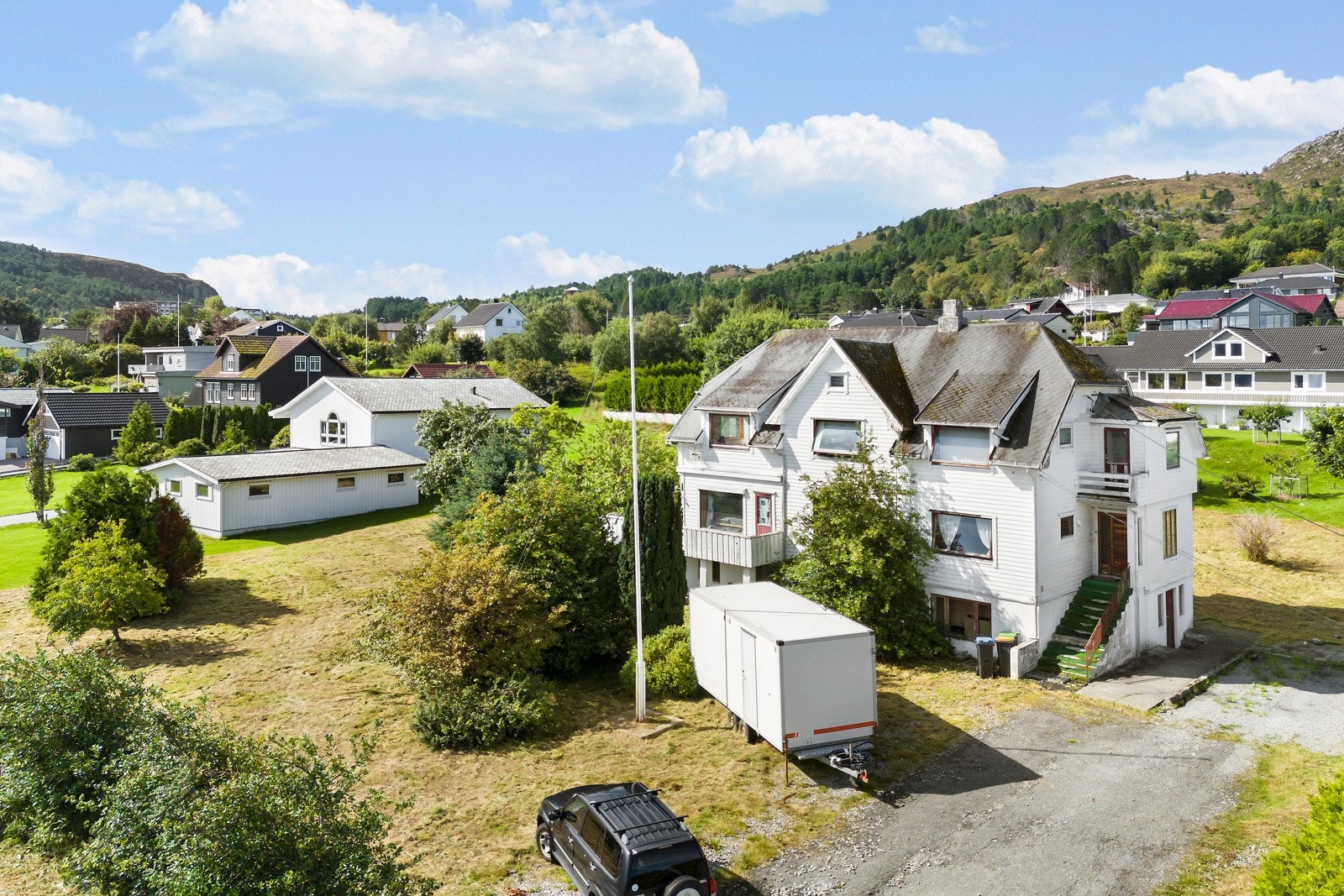 Eiendommen bærer preg av manglende vedlikehold, særlig de senere år. Galleribilde