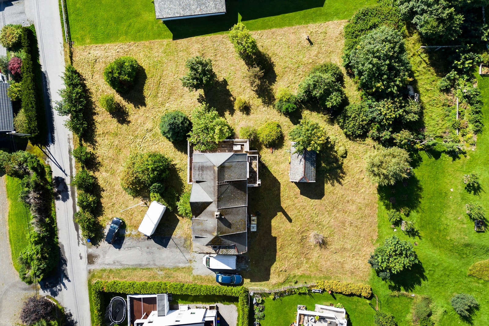 Tomten er på hele 2472 kvadratmeter, noe som gir mange muligheter. Galleribilde