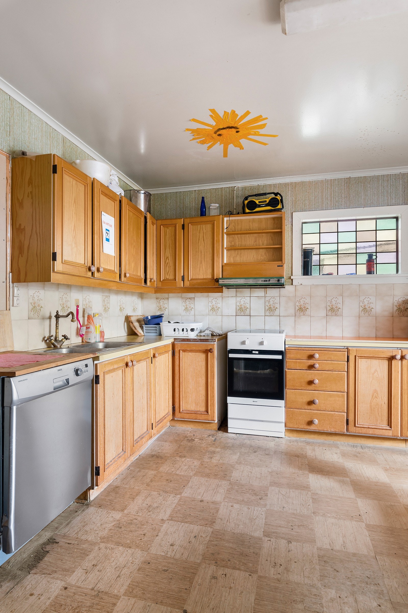 Fronter av lakkert heltre og laminert benkeplate. Galleribilde