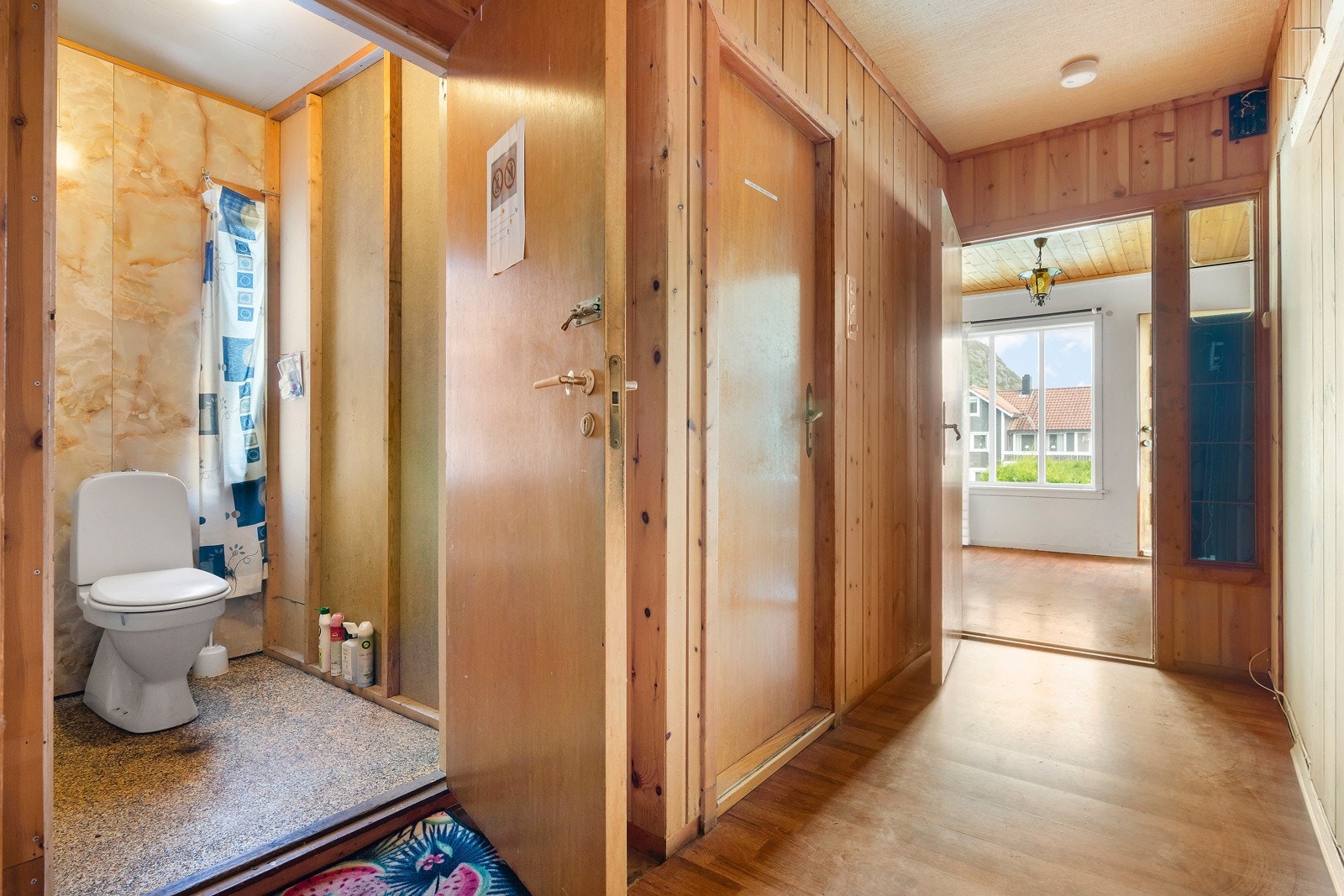 Ett av to tolaettrom i denne etasjen. Galleribilde