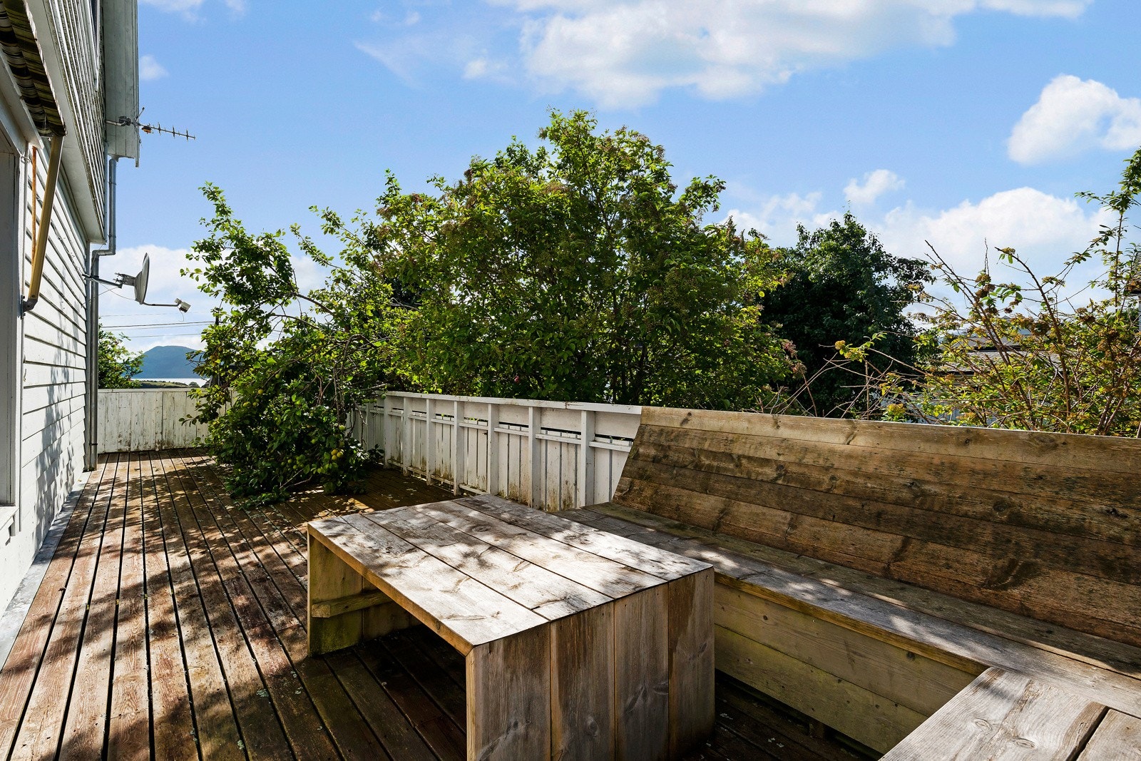 Her er det potensial for å få en skikkelig koselig og stor veranda. Galleribilde