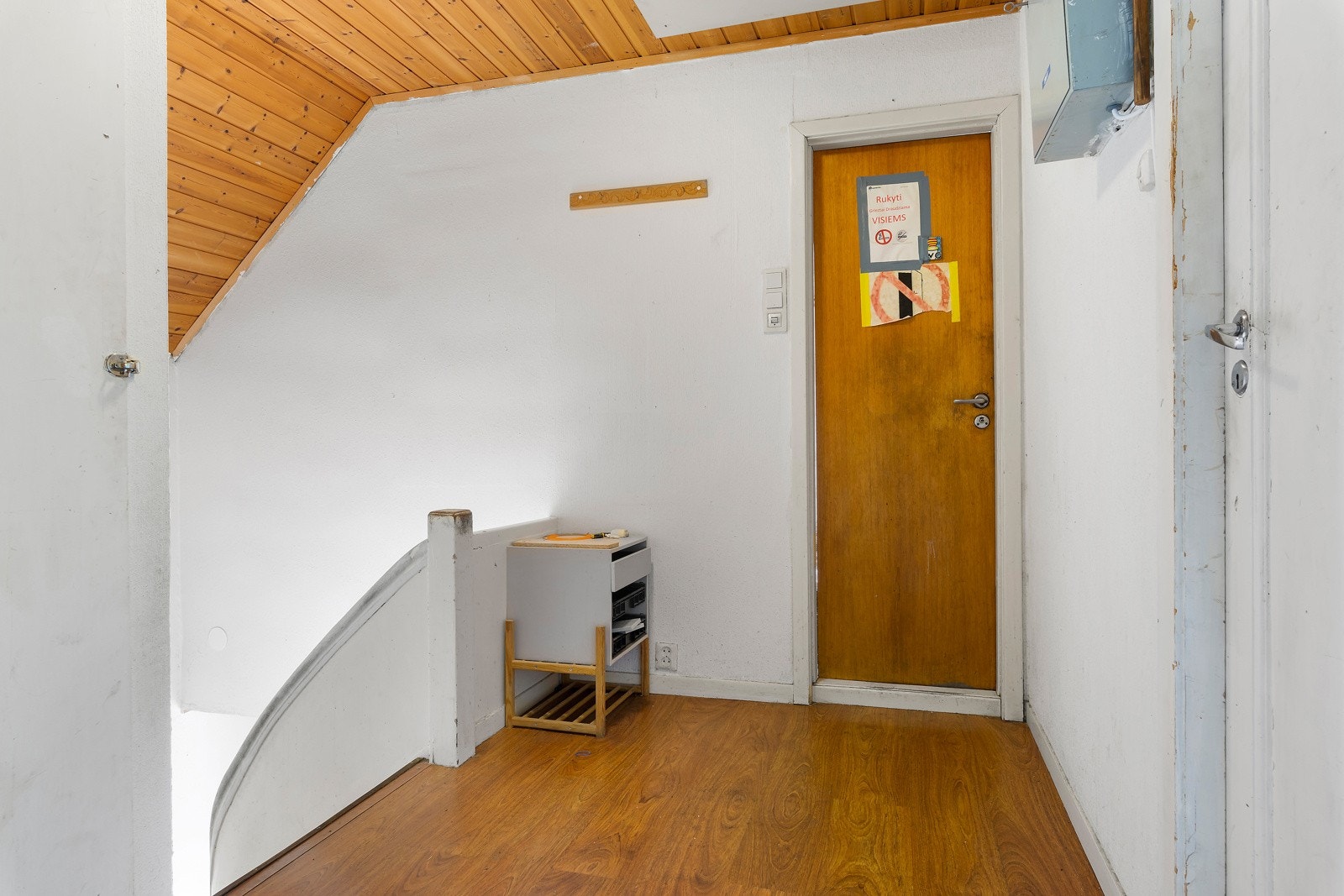 Fra trappoppgangen kommer han til et loft med svært god takhøyde og romslige rom. Galleribilde