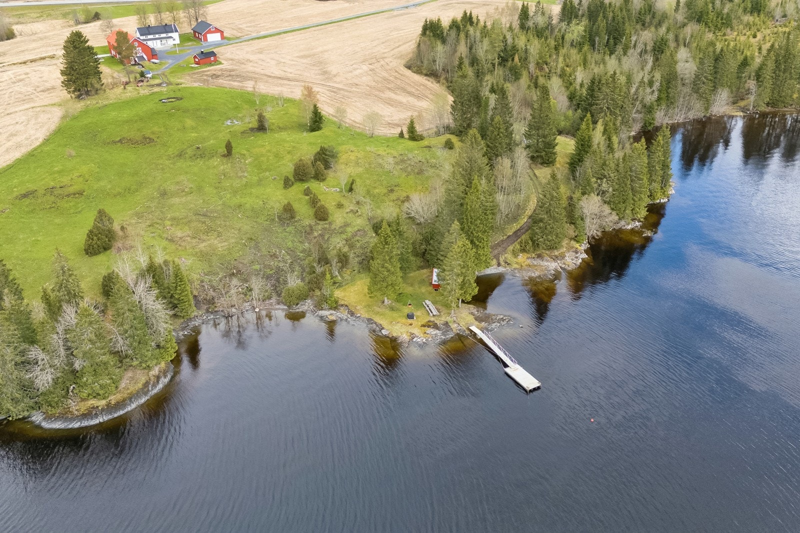 Naust og flytebrygge rett nedenfor tunet Galleribilde