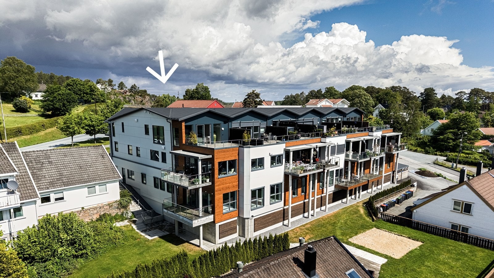 Leiligheten har en luftig og fin beliggenhet øverst i bygget "Utsikten" Galleribilde