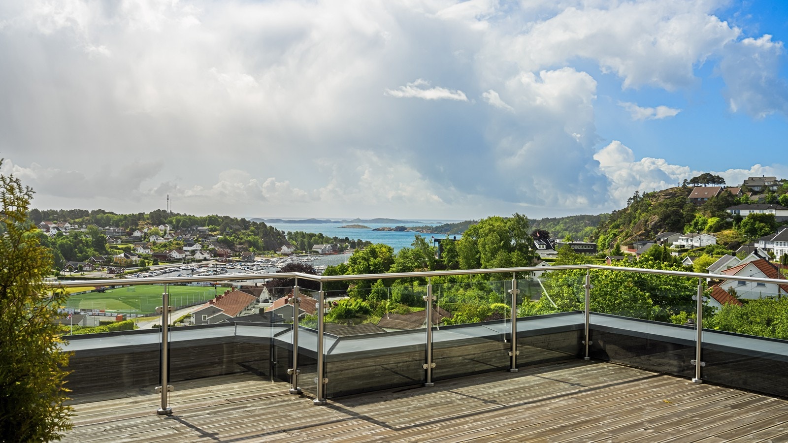 Glassrekkverket sørger for optimal utsikt også når man sitter nede Galleribilde