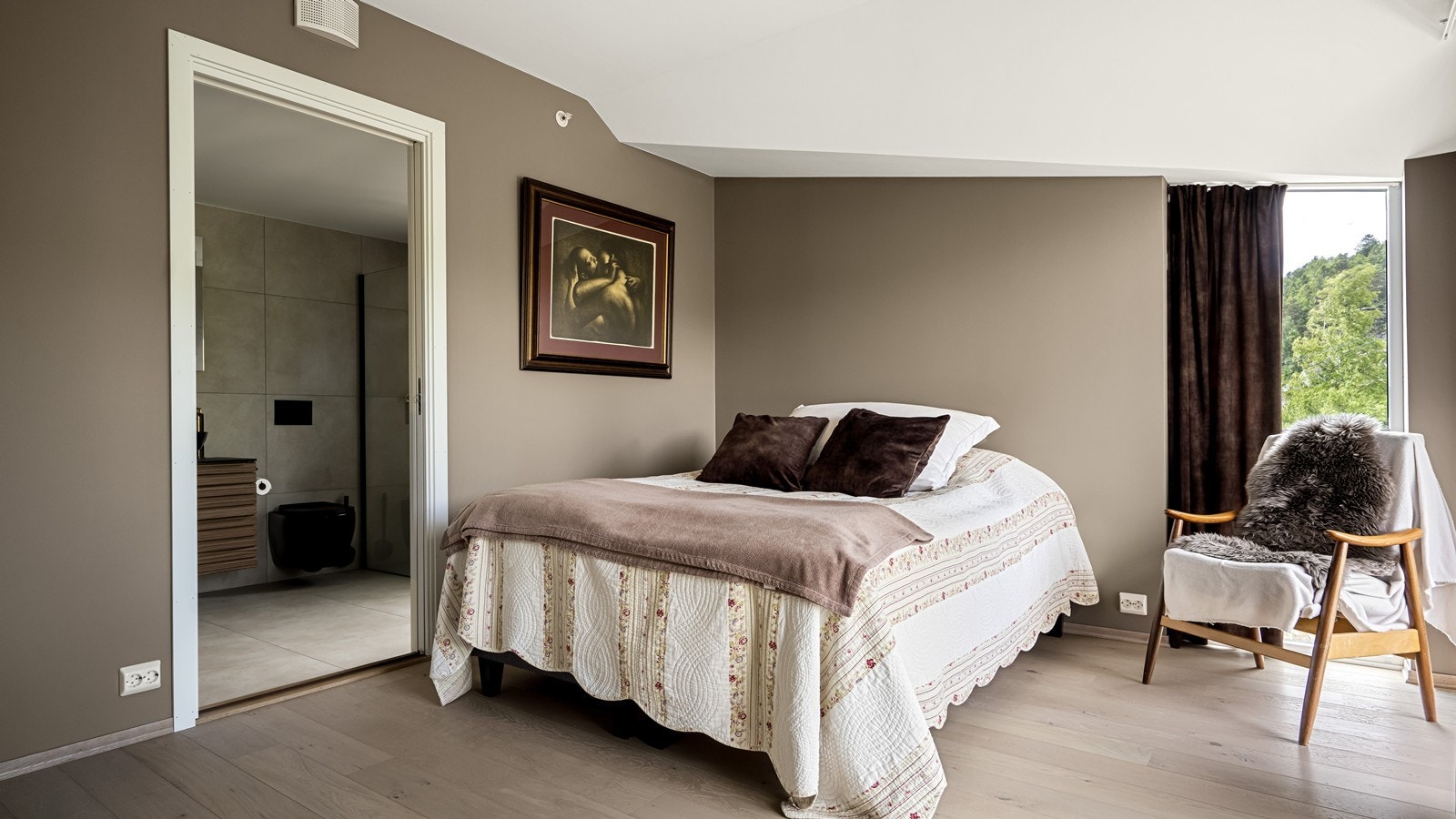 Adkomst til bad gjennom praktisk skyvedør Galleribilde