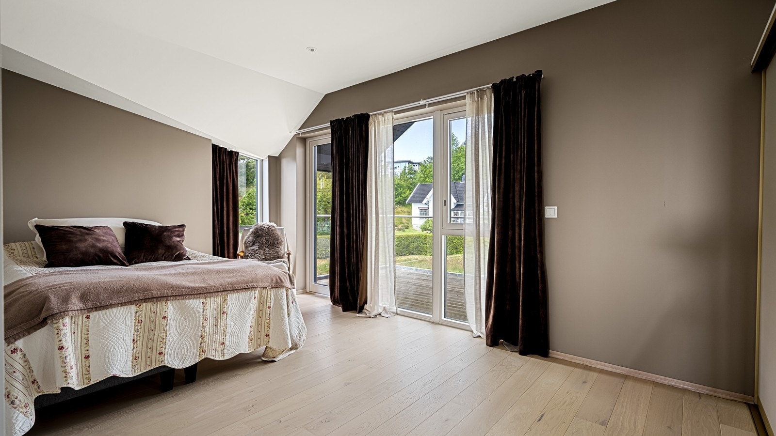 Hovedsoverommet er av fin størrelse og har egen veranda og privat bad Galleribilde