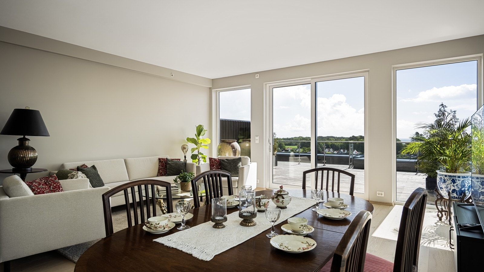 Skyvedøren gjør at terrassen blir som en forlengelse av oppholdsrommet på sommertid Galleribilde