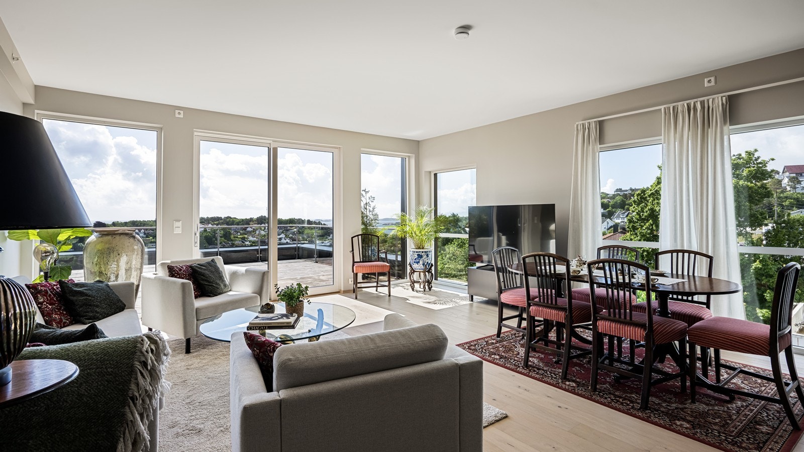 Leilighetens interne beliggenhet på hjørne sørger for godt med naturlig lys fra de store vindusflatene. Galleribilde