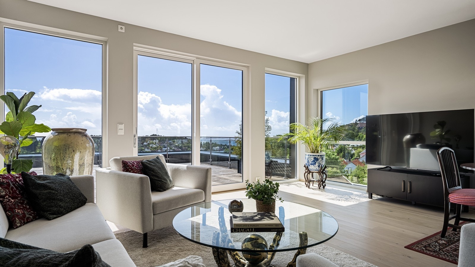 Toppleiligheten har en luftig beliggenhet med nydelig utsiktToppleiligheten har en luftig beliggenhet med nydelig utsikt Galleribilde