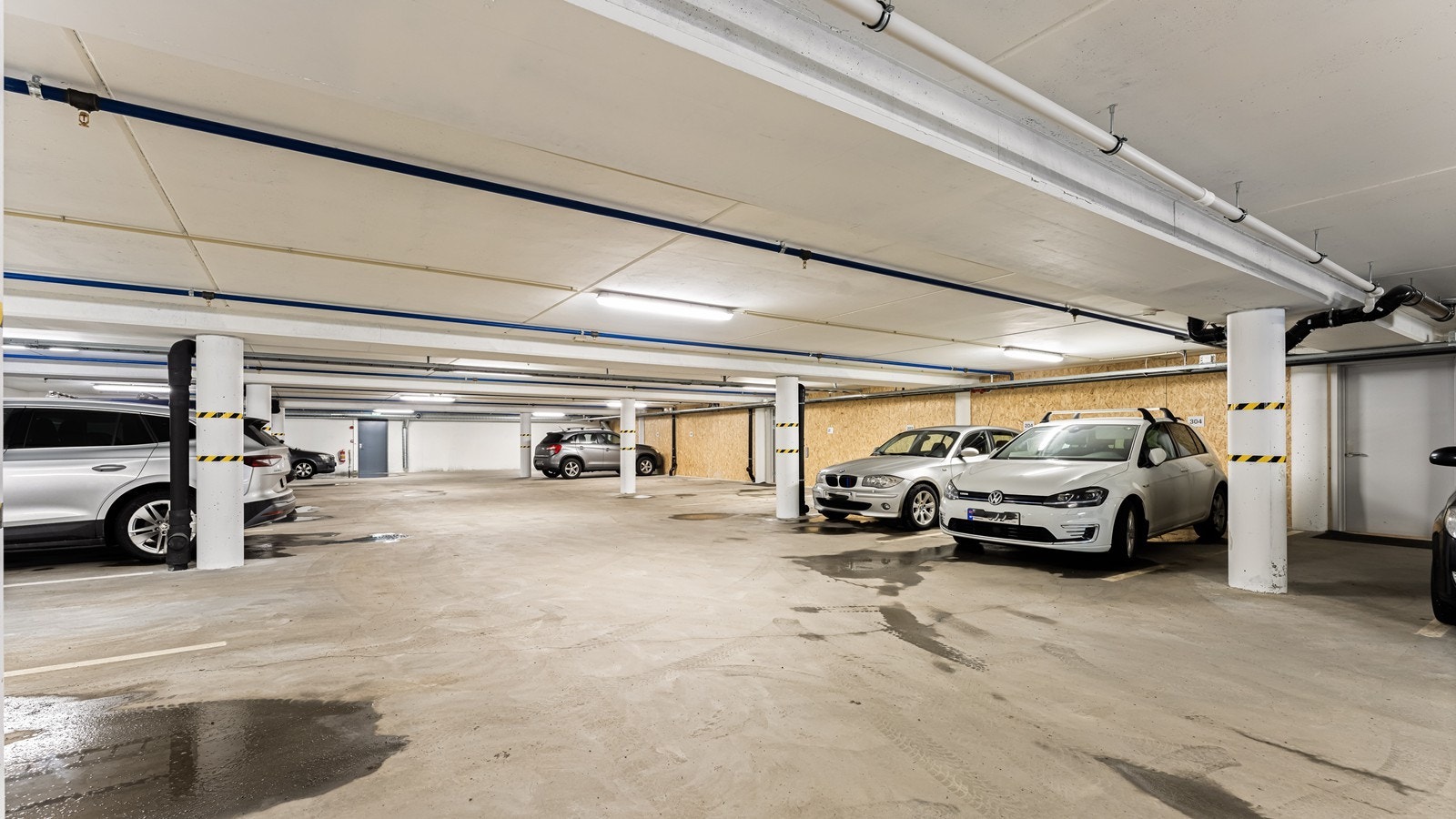 Heisadkomst til garasjekjeller. Det følger en garasjeplass med leiligheten. Fra kjelleren er det også adkomst til bodarealet. Galleribilde