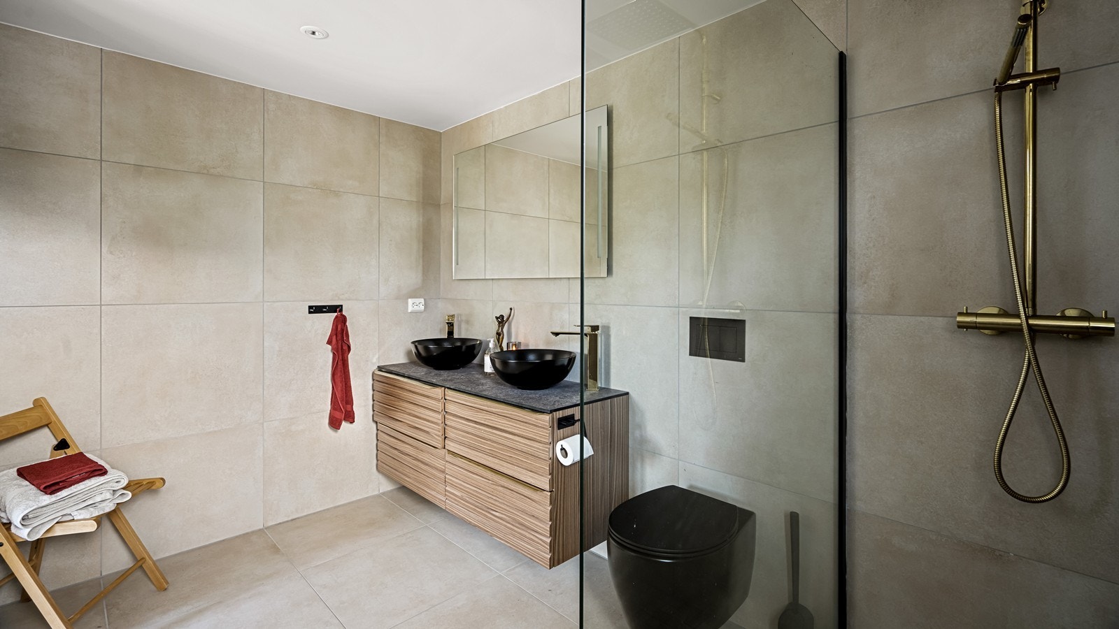 Rålekkert, romslig og oppgradert baderom med spafølelse Galleribilde