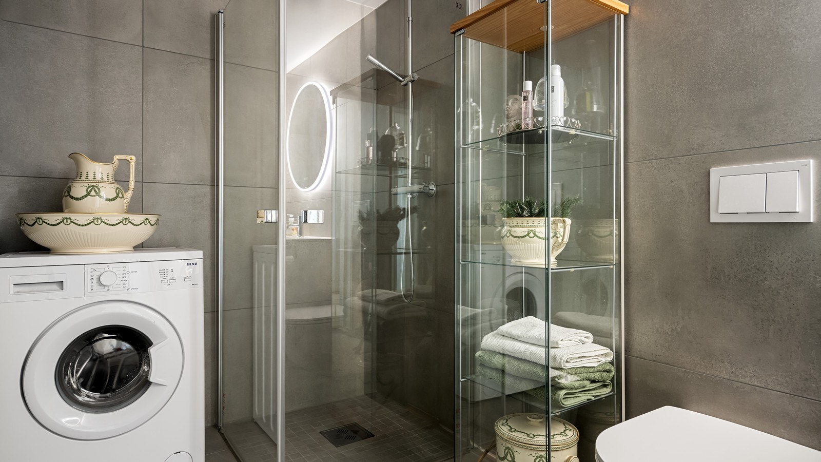 Fra gangen er det adkomst lekkert bad med opplegg for vaskemaskin Galleribilde