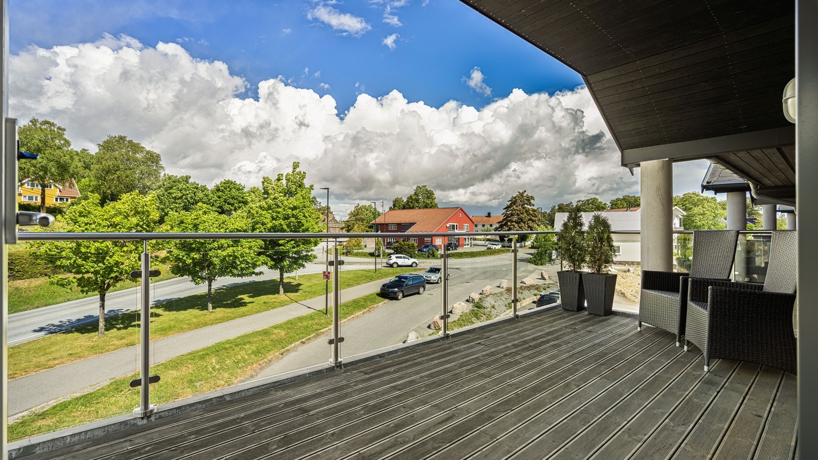 Adkomst til fin veranda med god plass til møbler Galleribilde