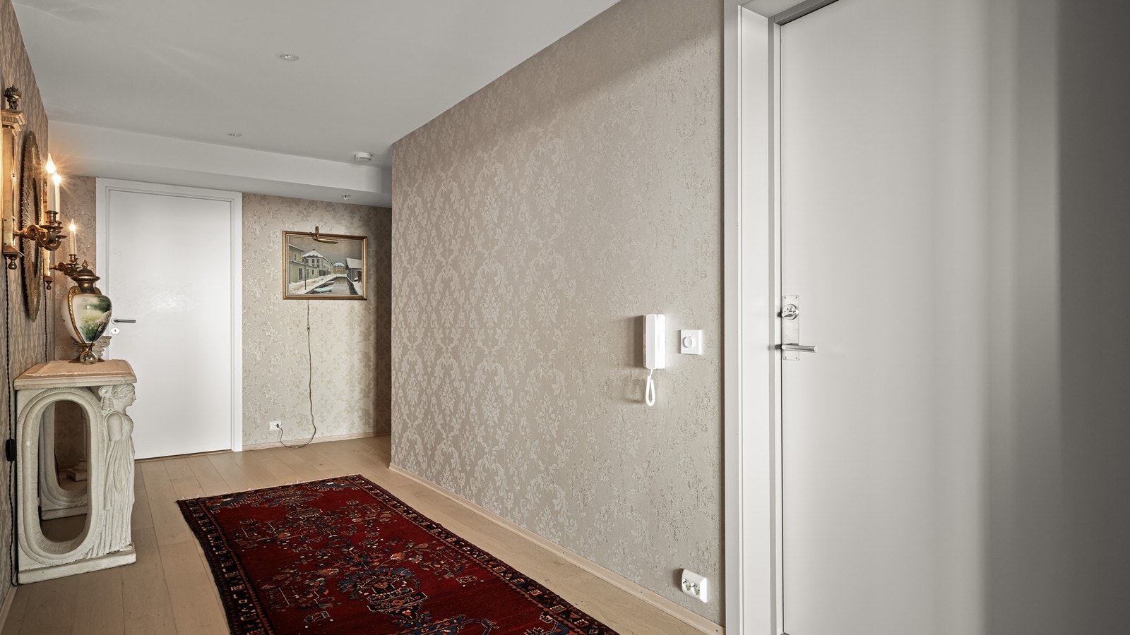 Entré med god plass til å henge fra seg ytterklær og sette fra seg sko Galleribilde