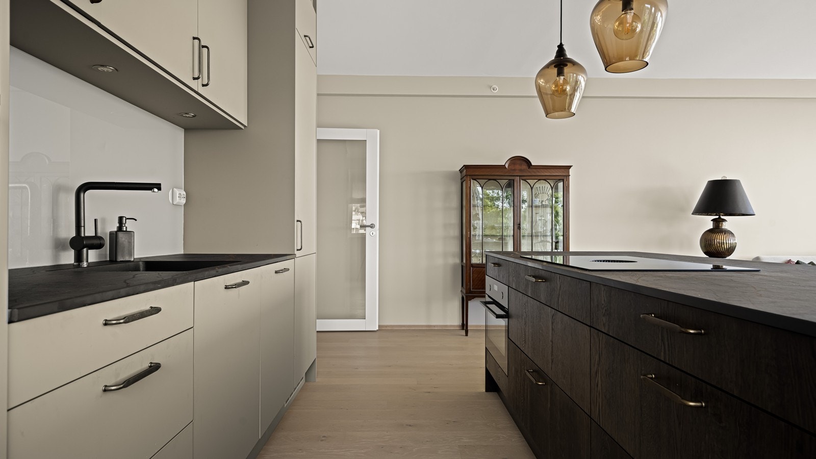 Kjøkkenet har 2 stekeovner (en av dem er kombi), vinskap, oppvaskmaskin, kjøleskap og kaffemaskin Galleribilde