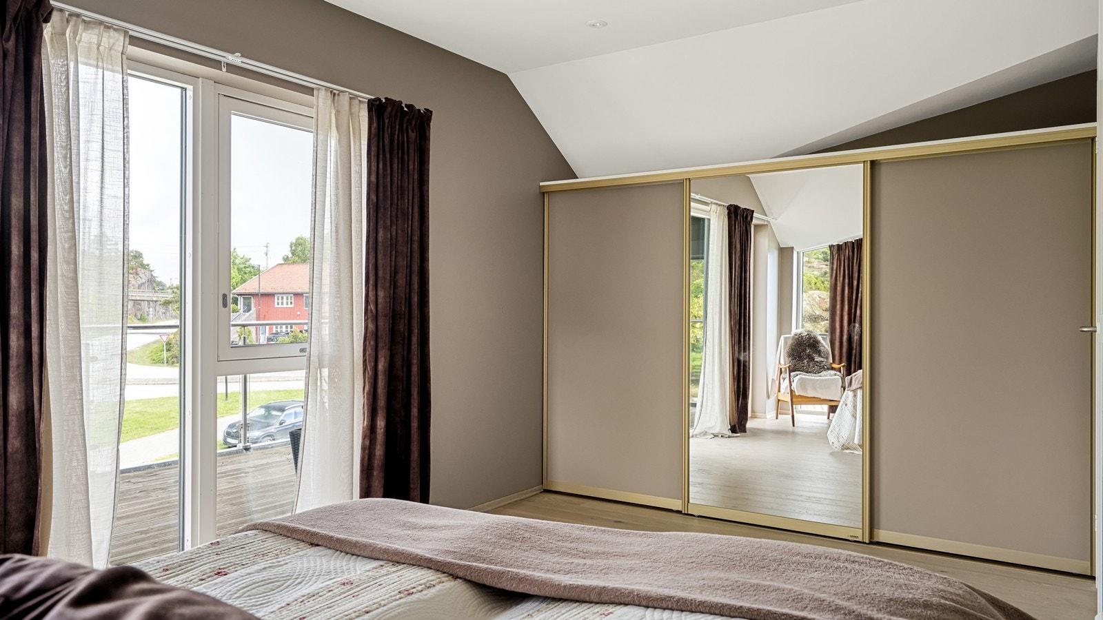 Stor skyvedørsgarderobe fra Amiga med god oppbevaring Galleribilde