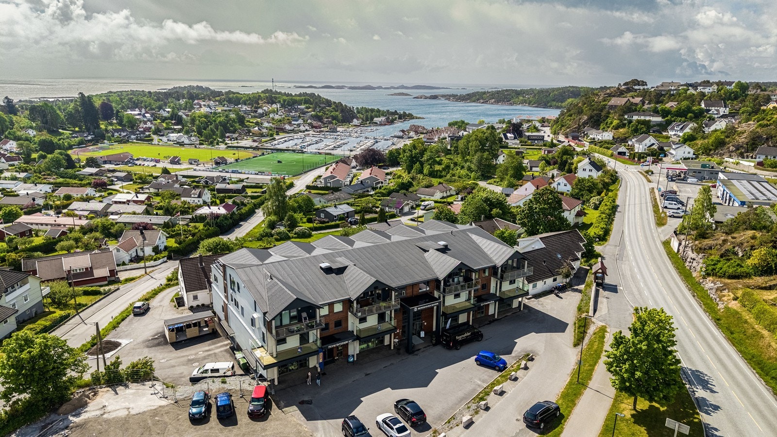 Sentralt beliggende med alt fra Feviktoppen med div. butikker, lit iderettsannleg og strand. Galleribilde