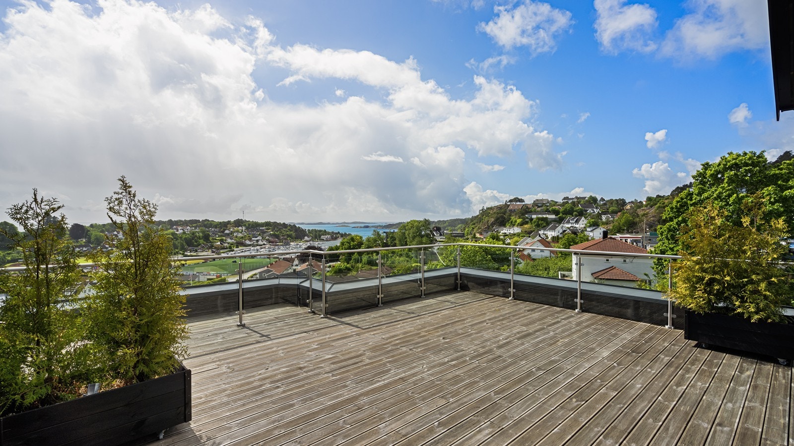 Terrassen er av god størrelse og har plass til flere soner med utemøbler Galleribilde