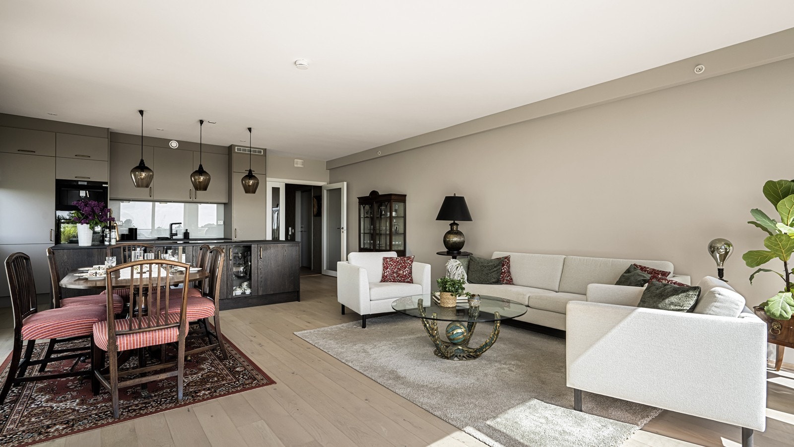 Delikate og tidsrikitge materialvalg og farger. Vannbåren gulvvarme Galleribilde