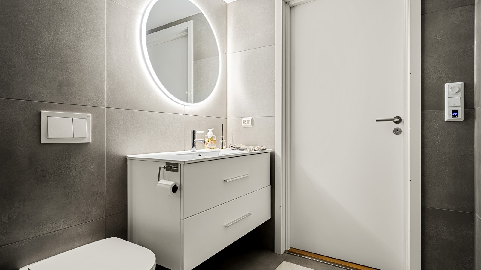 Godt med oppbevaring i store skuffer under servant Galleribilde