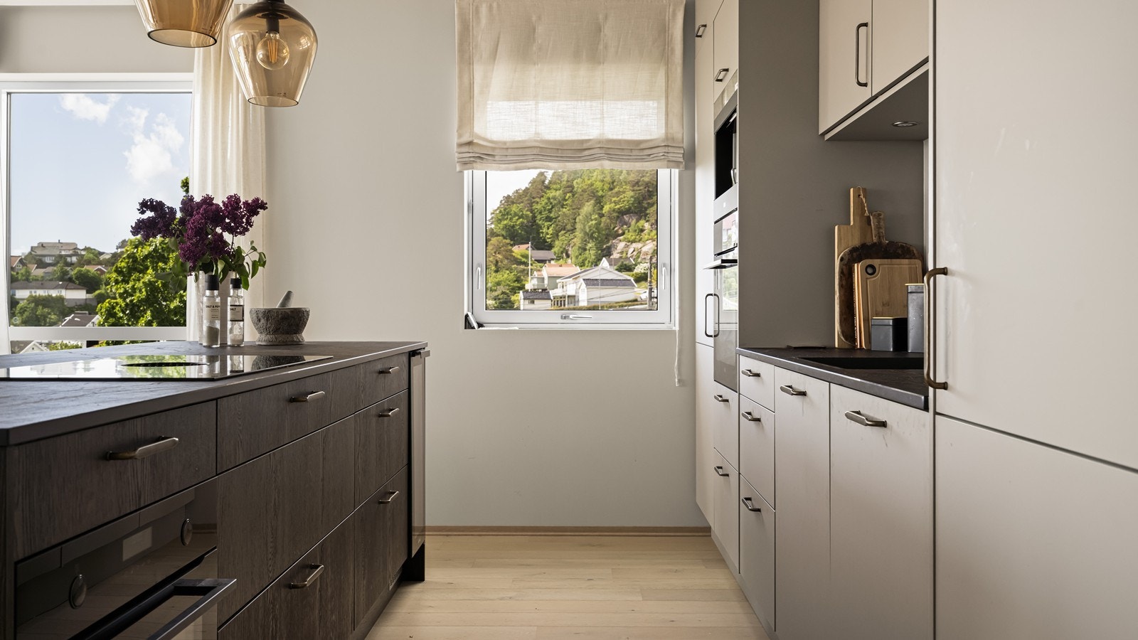 Kjøkkenet har en flott kombinasjon av fronter med kontrast på kjøkkenøyen Galleribilde