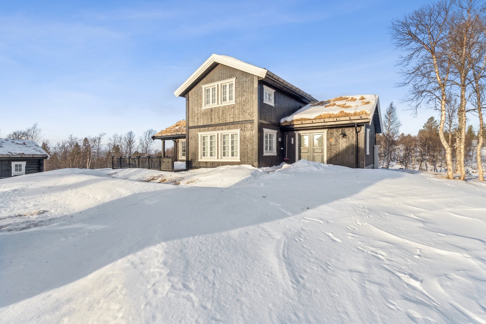 Eksklusiv og stilren fritidseiendom over 2 plan med helt fantastisk beliggenhet i Stugudal, Tydal. Galleribilde