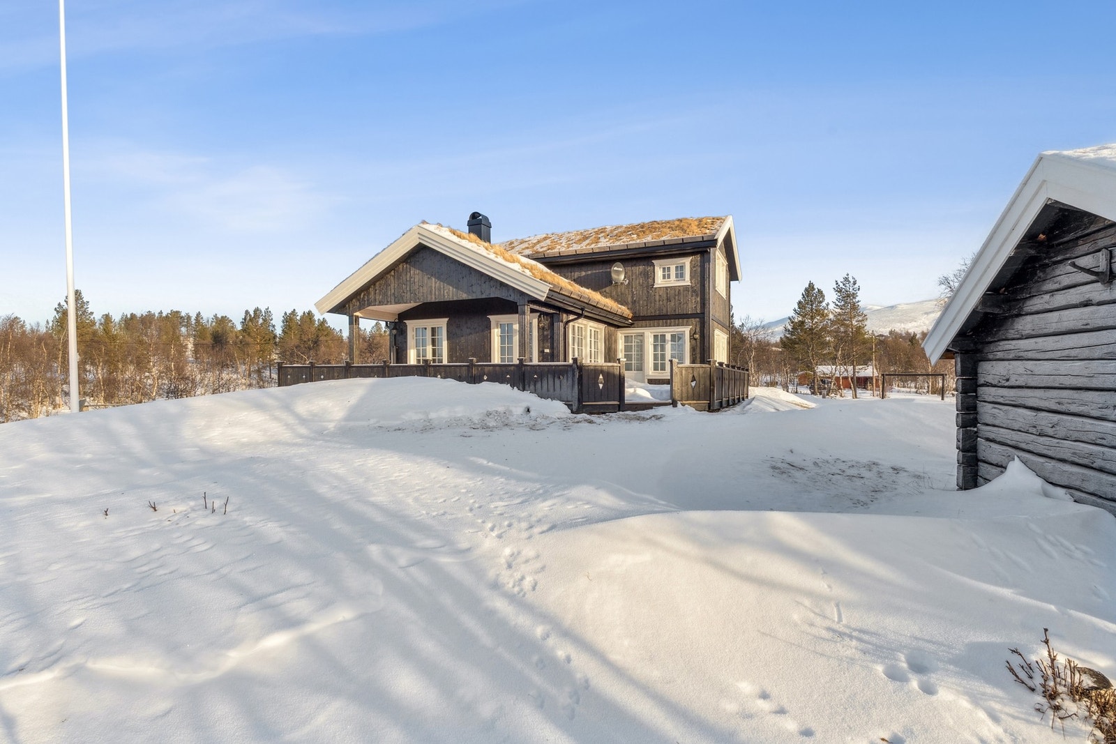 Hytten innehar stue, kjøkken, 3 soverom, bad, loftstue, vaskerom, toalett, gang og terrasse. Det er også tilhørende uthus og stabbur på eiendommen. Galleribilde