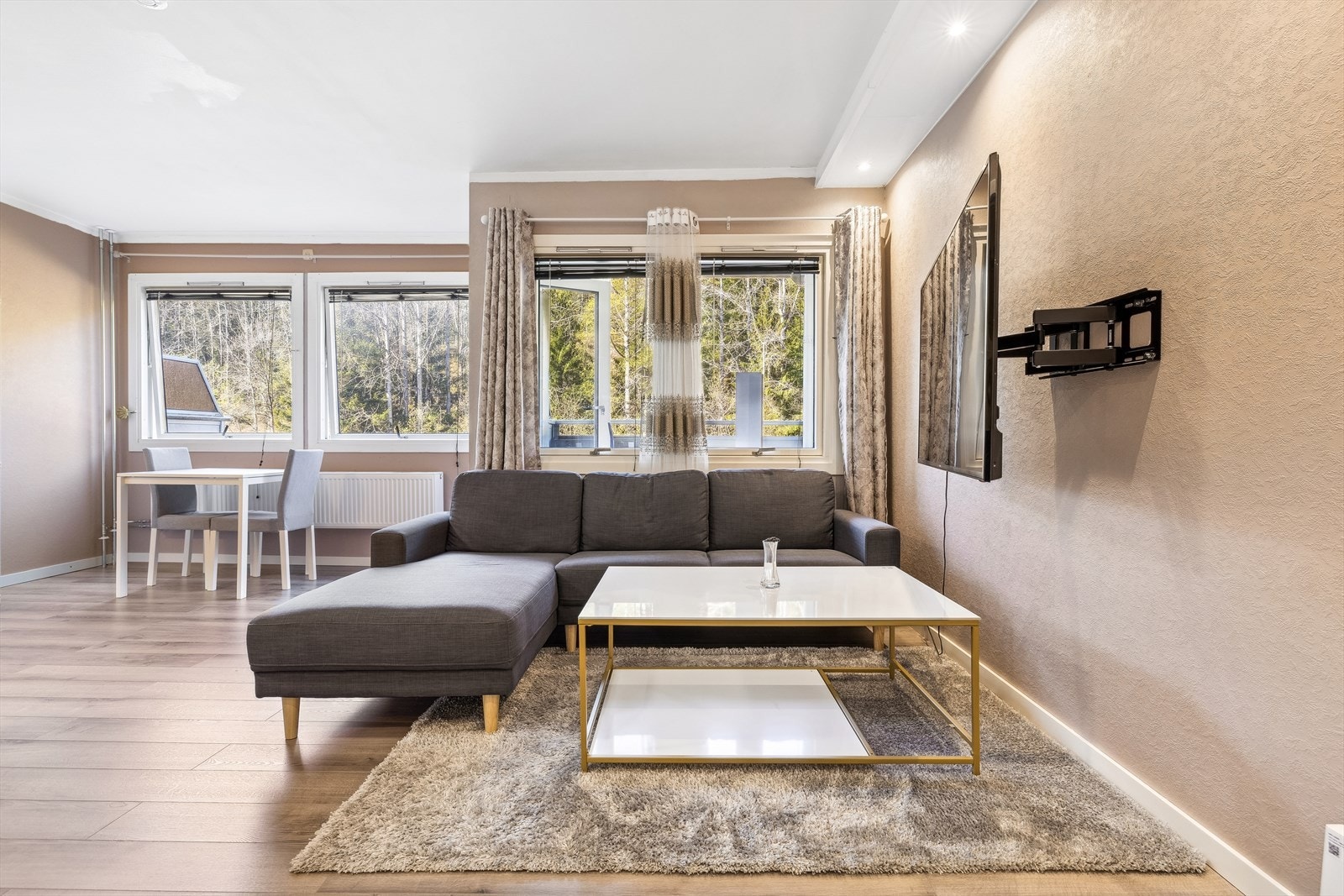 God plass til ønsket møblement Galleribilde