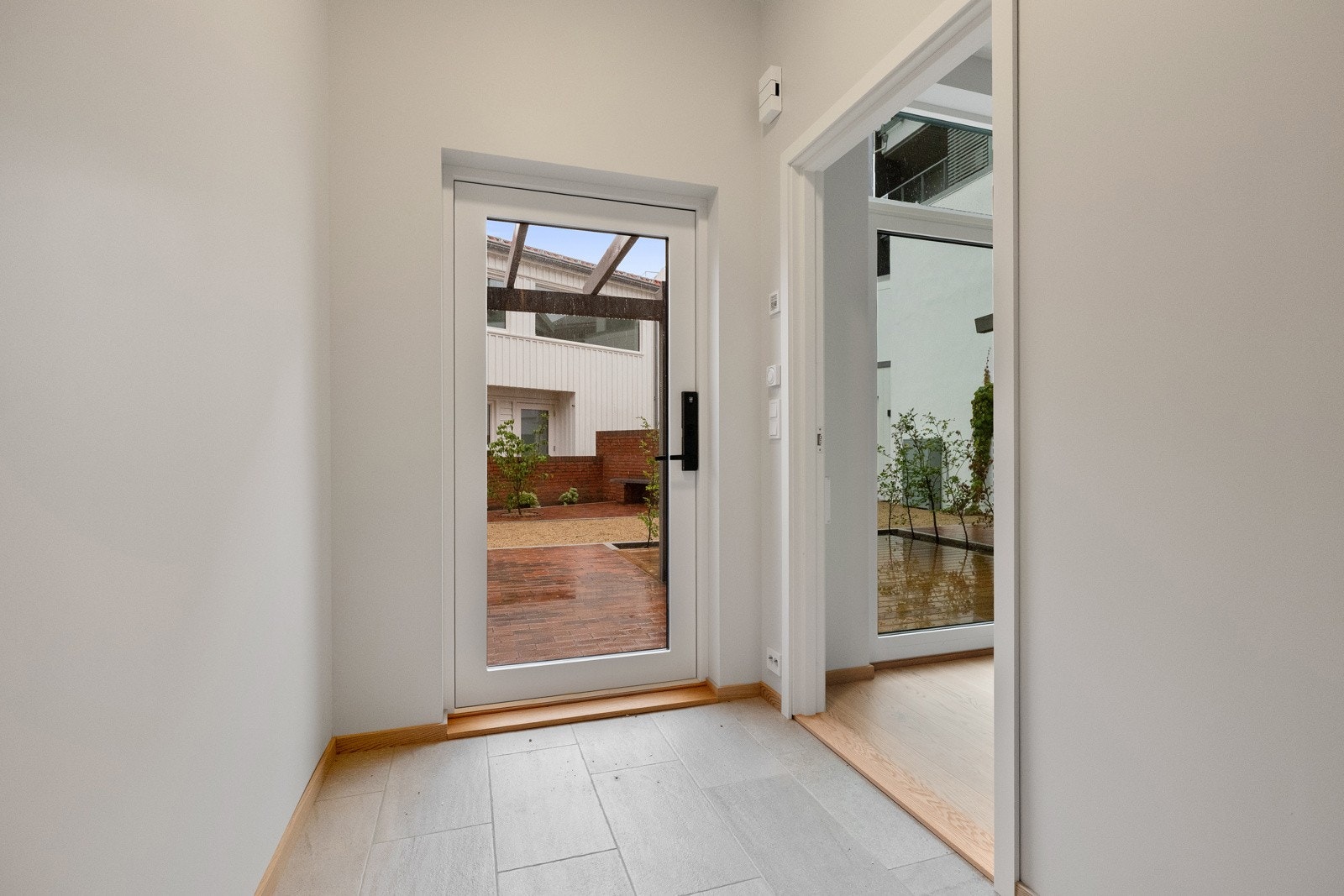 Fra inngangspartiet blir du møtt av eksklusiv eikeparkett i en flott entré. Herfra går det en trapp opp til etasjen over og en dør inn i hovedstua. Galleribilde