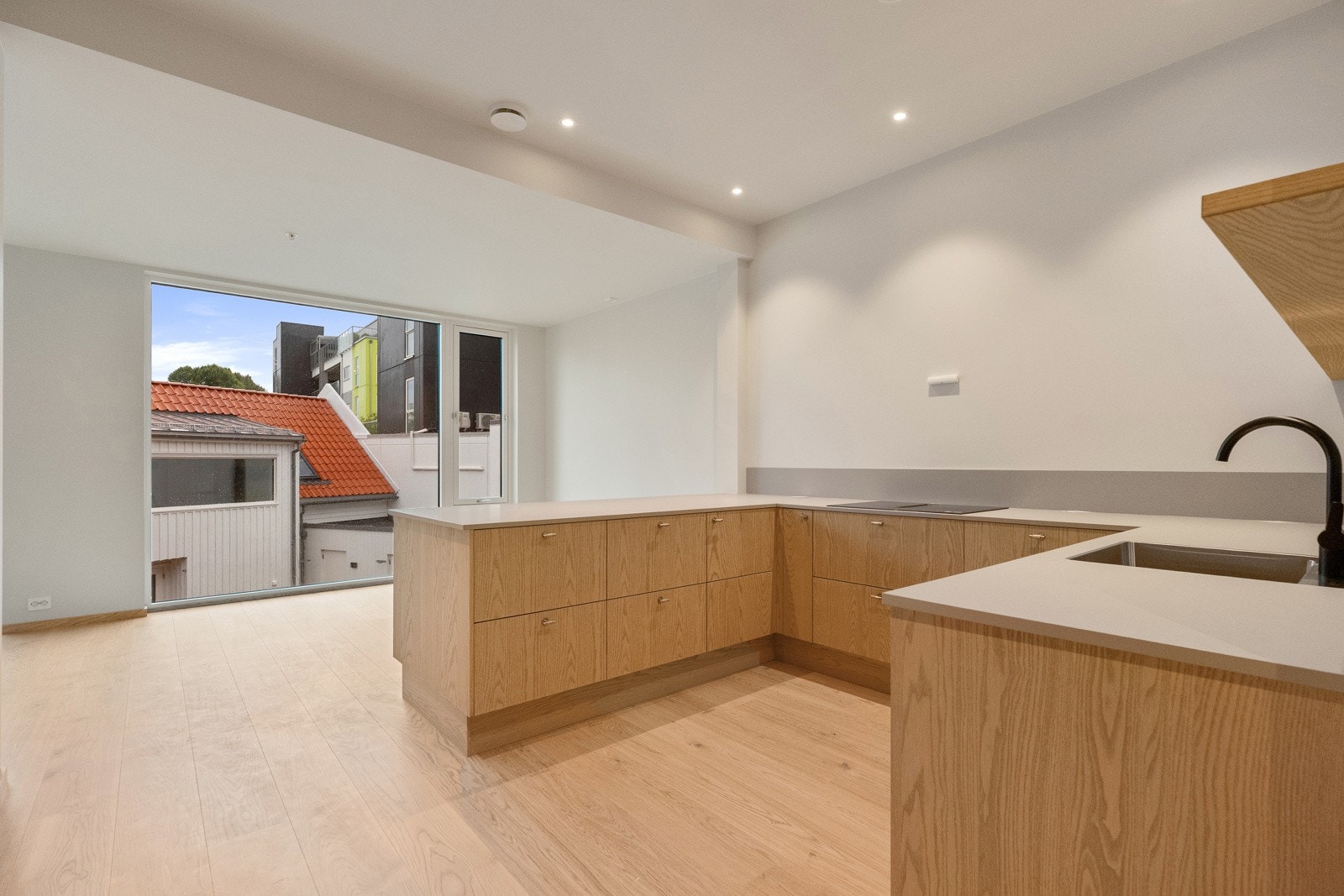 I andre etasje blir du møtt med et lekkert Svane-kjøkken i eik. Den lyse eikefargen kjenner du igjen flere steder i boligen. Integrerte hvitevarer medfølger Galleribilde