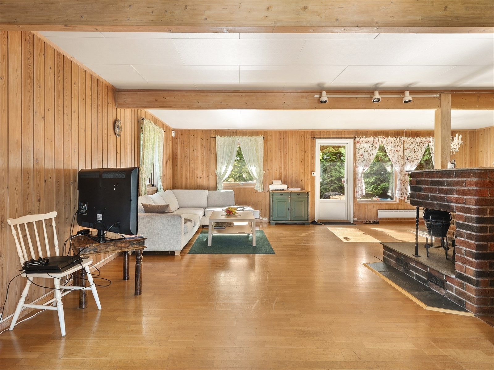 Den åpne peisen blir et stemningsfullt midtpunkt i stuen. Galleribilde