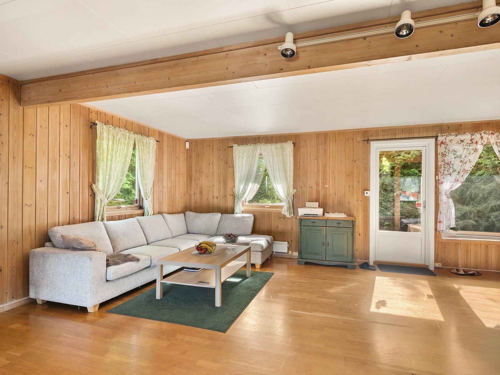 Romslig stue med direkte utgang til den store terrassen. Galleribilde