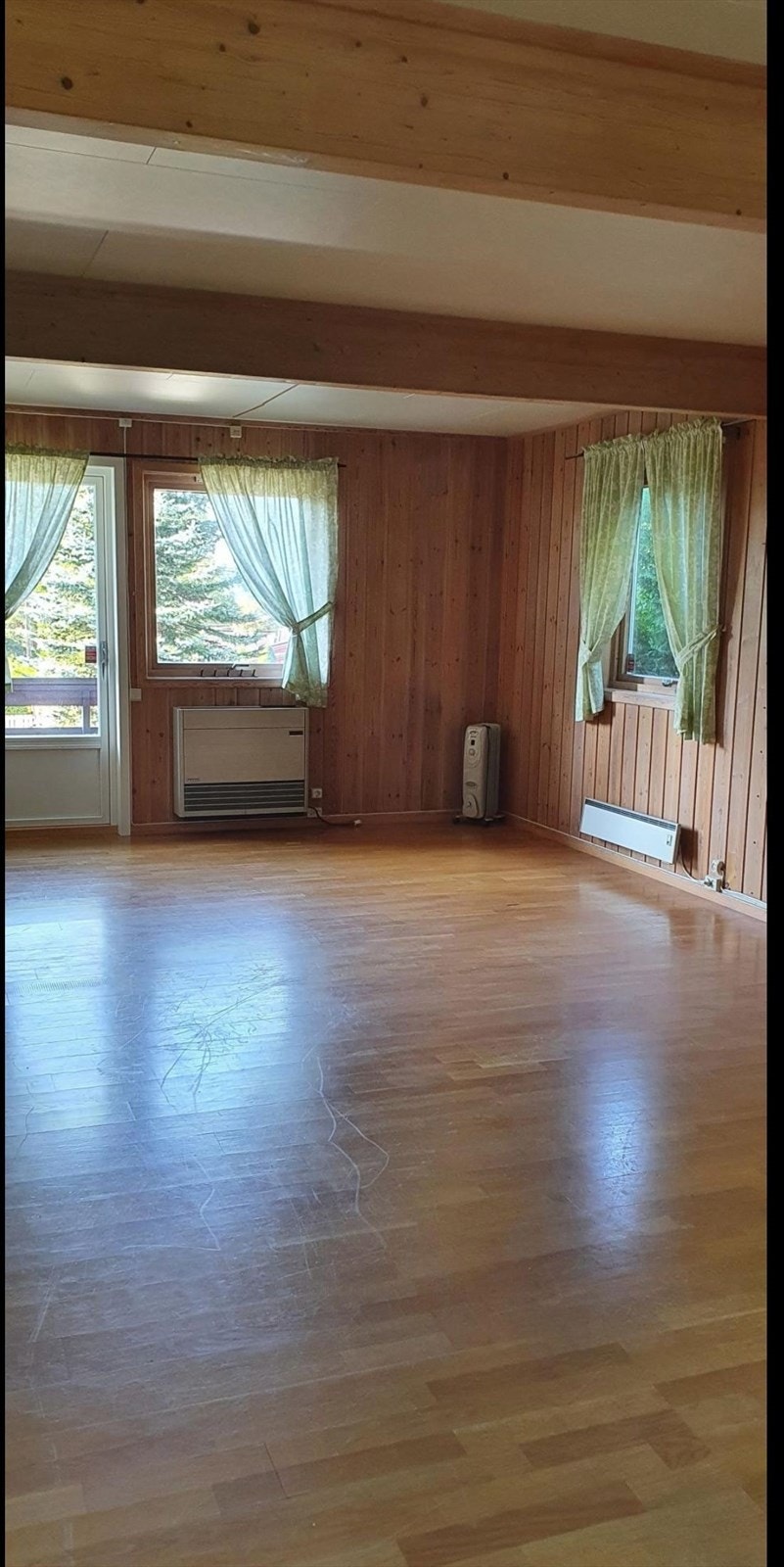 Et allsidig oppholdsrom med parkett på gulv og gode møbleringsmuligheter. Galleribilde