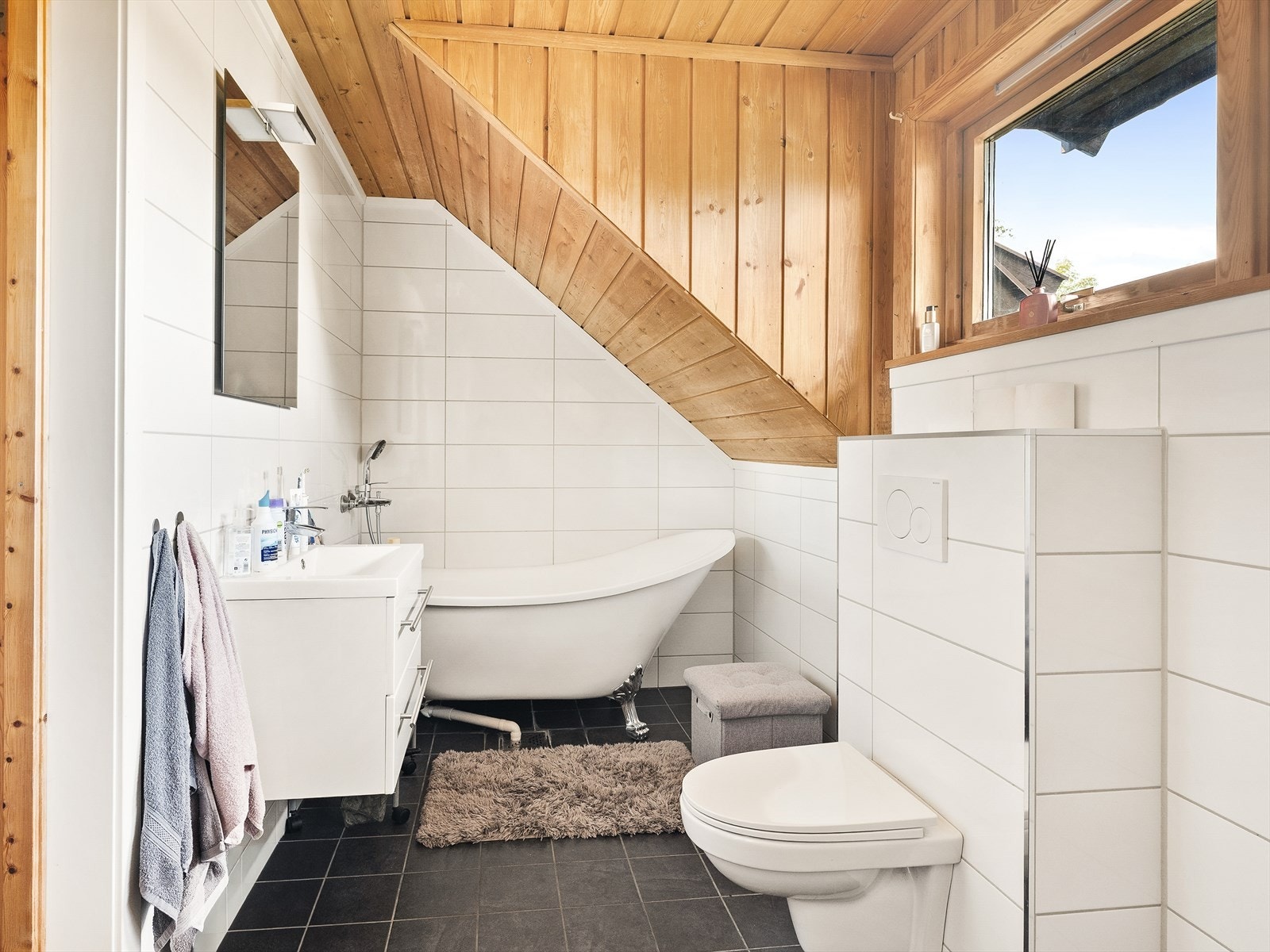 Stilrent bad med et lekkert badekar med løveføtter. Galleribilde