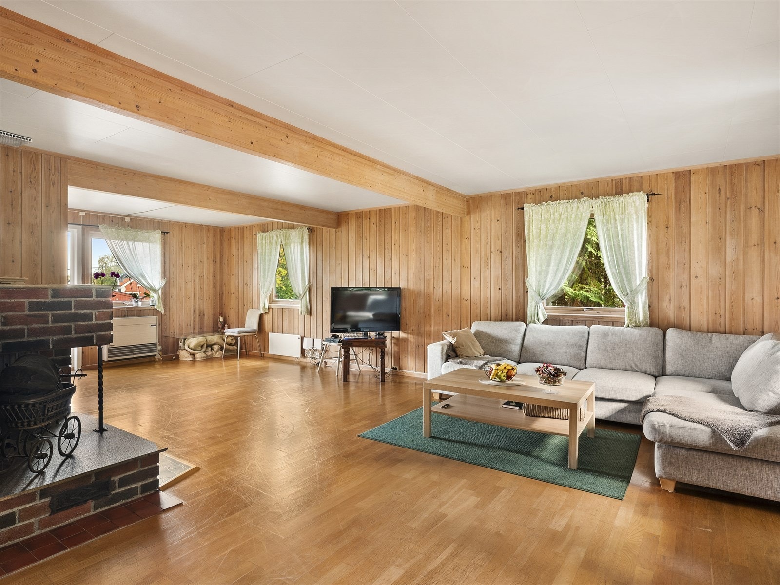 Vegger med trepanel gir en lun og harmonisk følelse i oppholdsrommet. Galleribilde