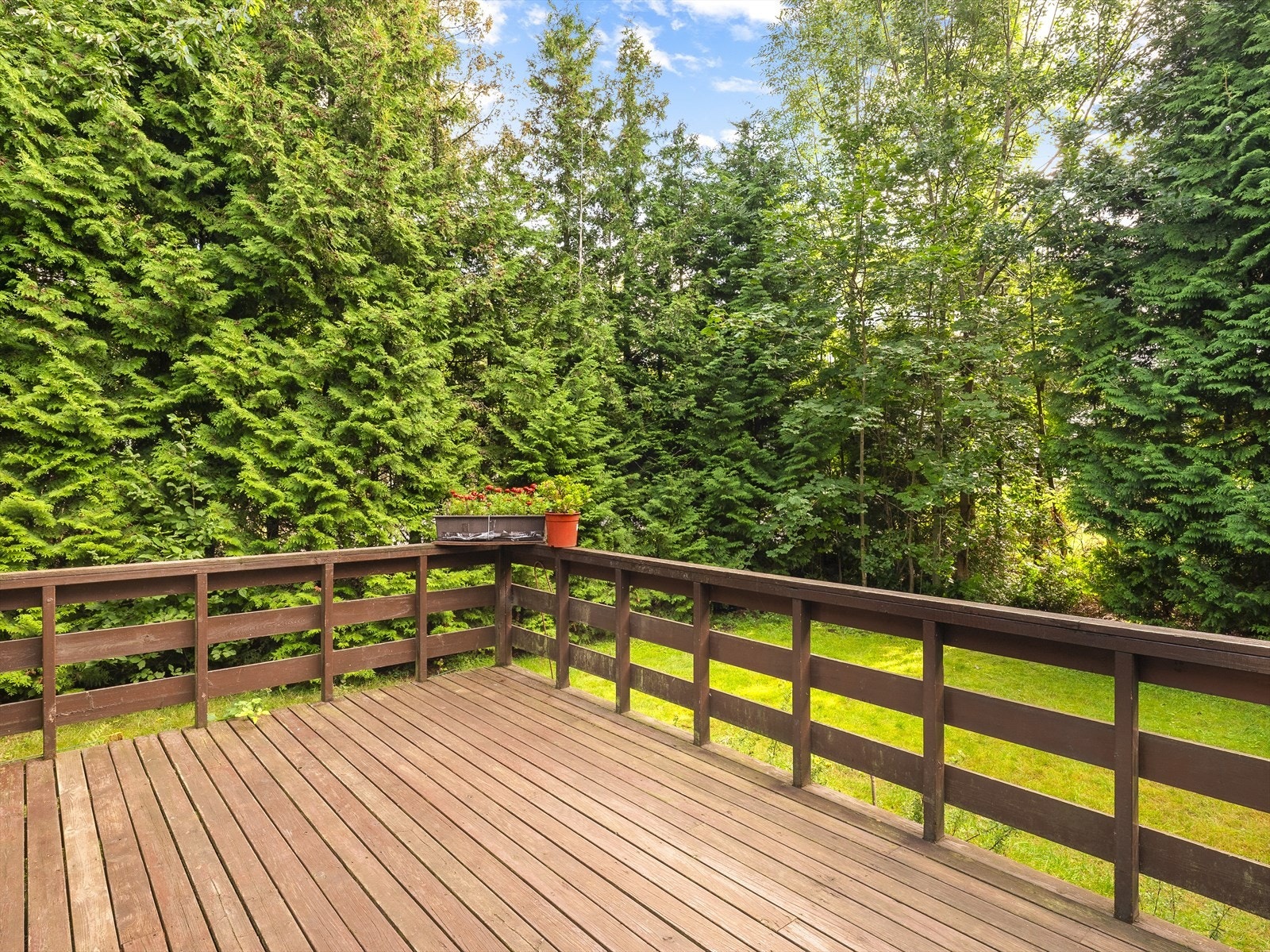 En herlig forlengelse av stuen med god plass til utemøbler. Galleribilde